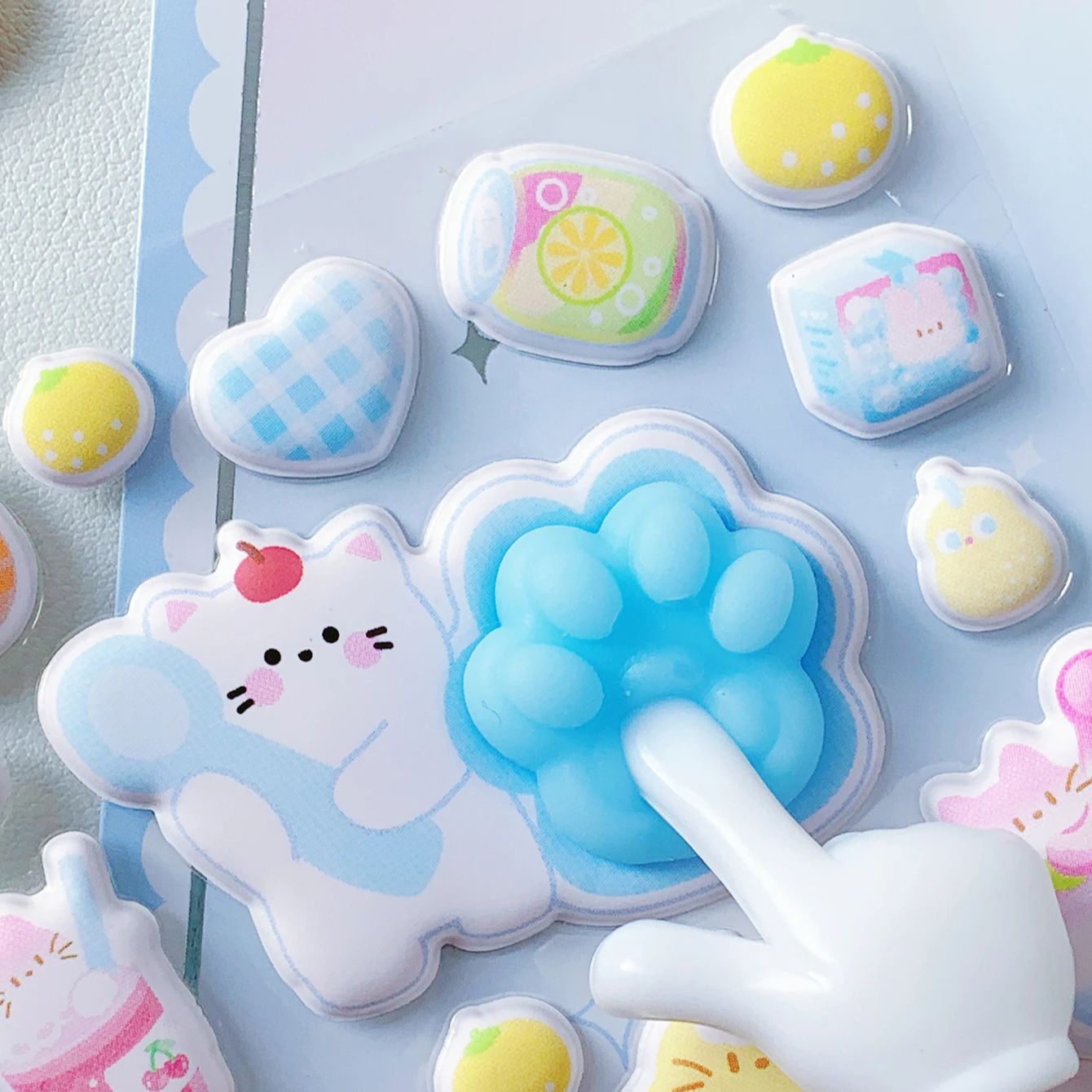 Kawaii 3D Puffy Cat Paw Sticke - Candy Sour Strip 评论和价格